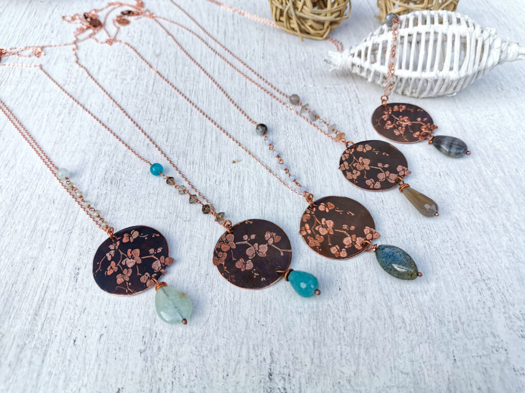 collana lunga in rame con ciondolo orchidea inciso e pietre dure