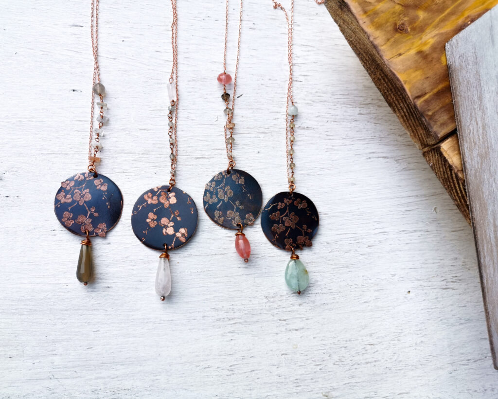 collana lunga in rame con ciondolo orchidea inciso e pietre dure