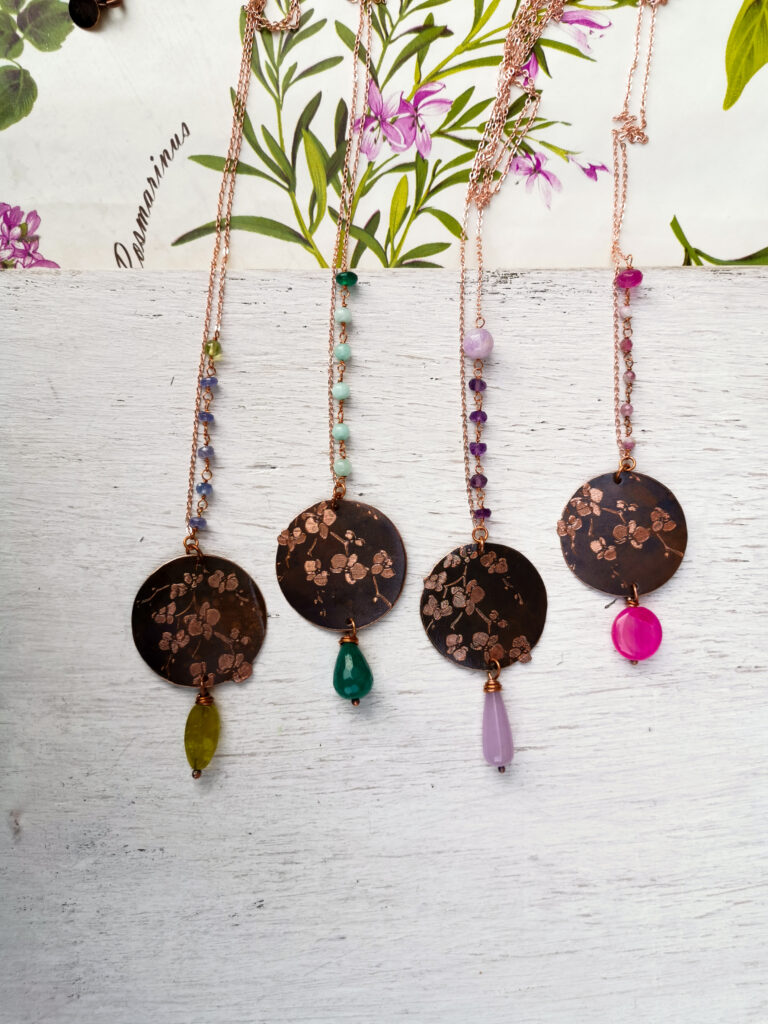 collana lunga in rame con ciondolo orchidea inciso e pietre dure