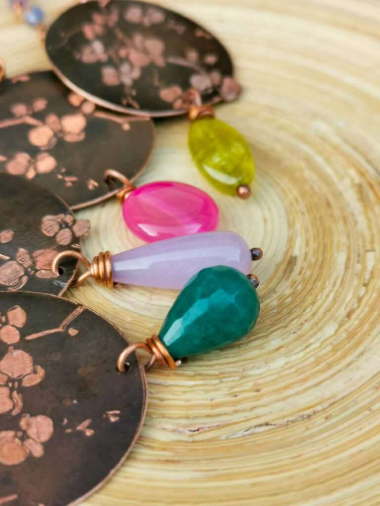 collana lunga in rame con ciondolo orchidea inciso e pietre dure