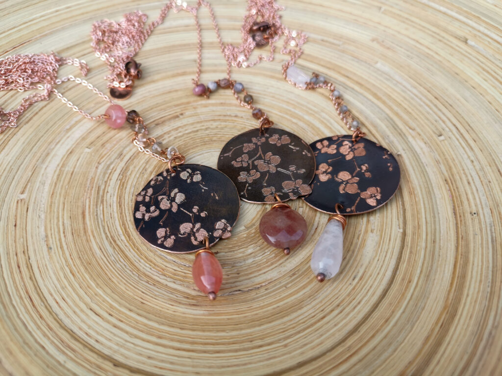 collana lunga in rame con ciondolo orchidea inciso e pietre dure