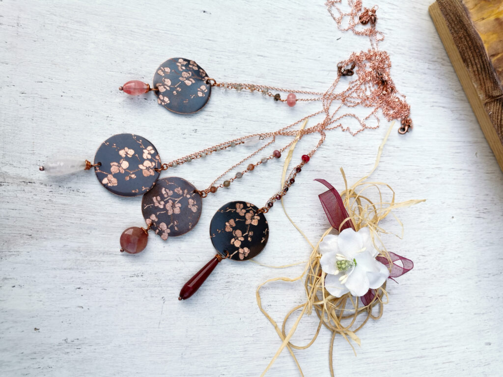 collana lunga in rame con ciondolo orchidea inciso e pietre dure rosa