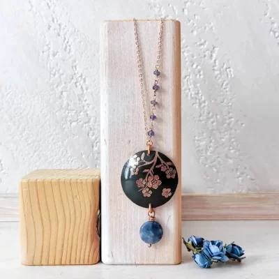 collana in rame con non ti scordar di me incisi e pietre azzurre