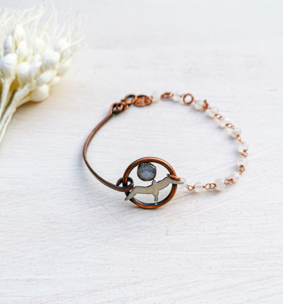 bracciale in rame con mezzo filo rigido e mezzo pietre labradorite bianca