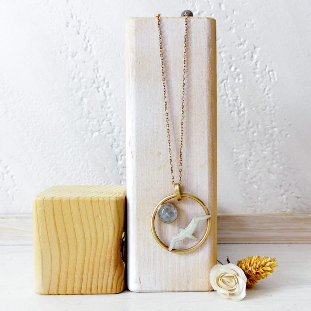collana lunga in ottone con pietra di luna ed un gabbiano fatta a mano