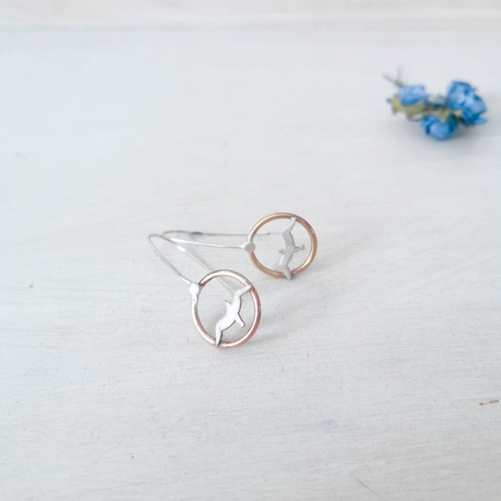 orecchini in ottone dorato con piccolo gabbiano bianco e monachella argento