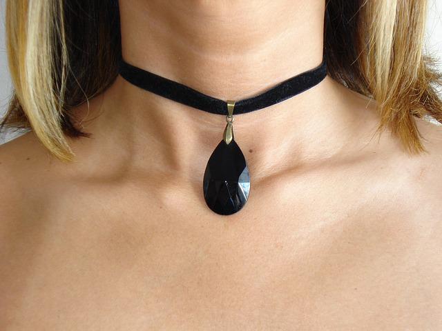 collana choker da indossare con abiti senza spalline