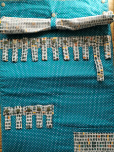 portagioielli da armadio artigianale in stoffa con bottoncini e piccole tasche