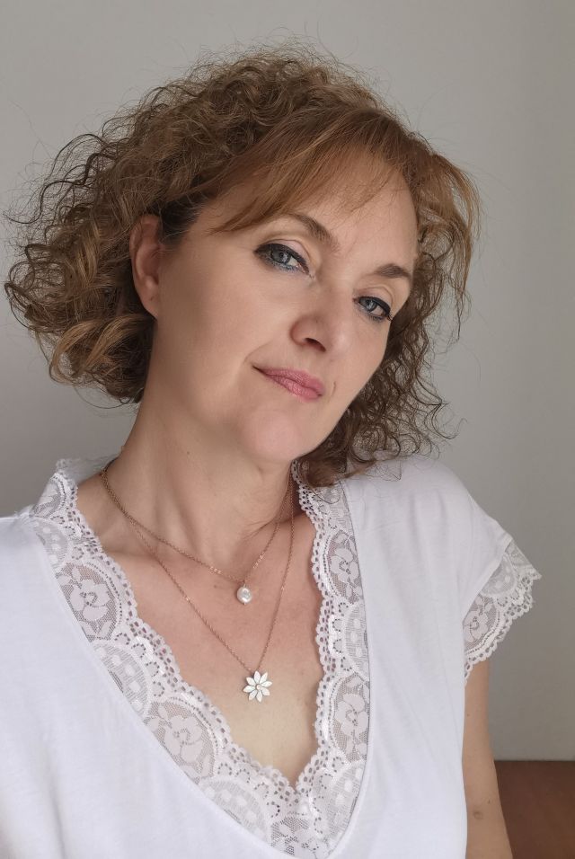 collana corta indossata scollo a v