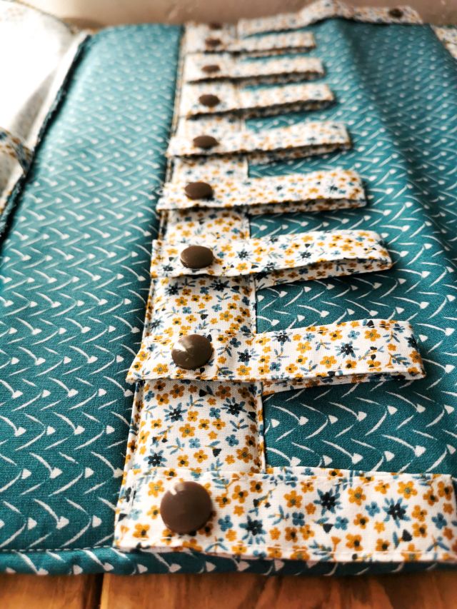 portagioielli da armadio artigianale in stoffa con bottoncini e piccole tasche