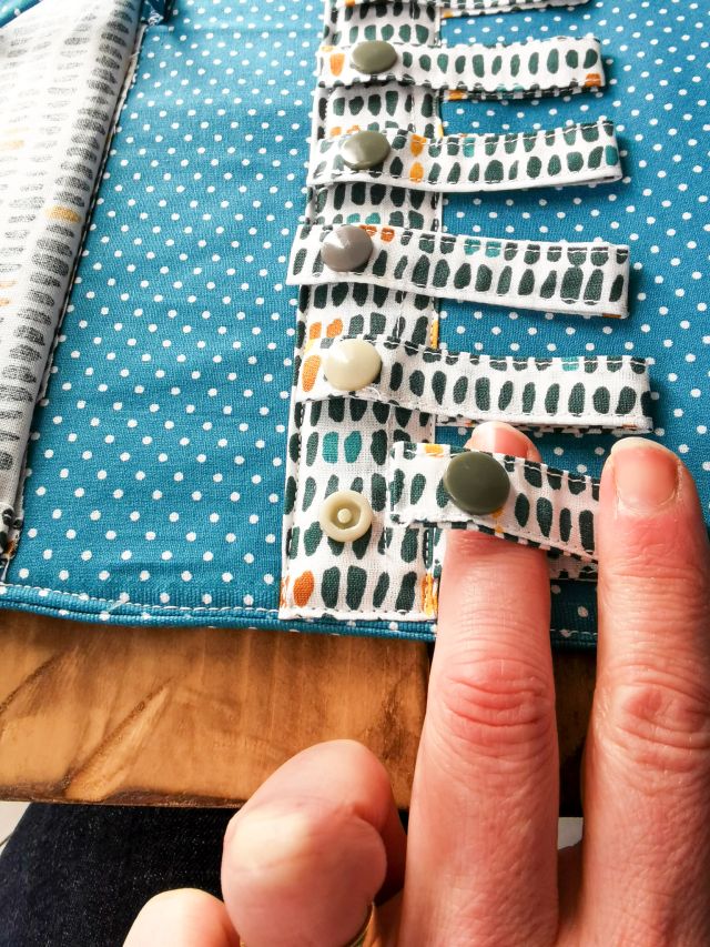 portagioielli da armadio artigianale in stoffa con bottoncini e piccole tasche