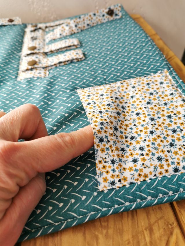 portagioielli da armadio artigianale in stoffa con bottoncini e piccole tasche