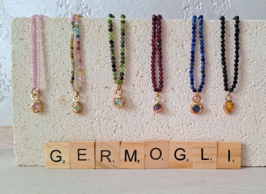 collana girocollo con pietre e ciondolo in ottone fuso