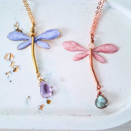 collana con ciondolo libellula rosa e viola