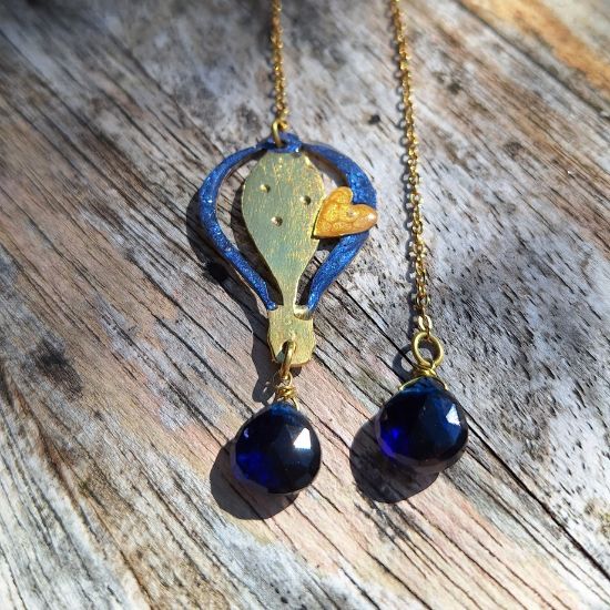 ciondolo mongolfiera blu, catenella dorata e quarzo blu