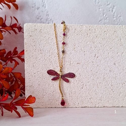collana con ciondolo a forma di libellula rosso borgogna