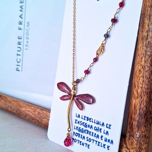 collana con ciondolo a forma di libellula rosso borgogna