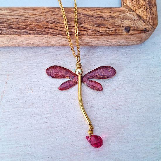 collana con ciondolo a forma di libellula rosso borgogna
