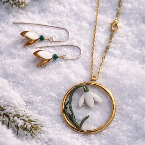 ciondolo e orecchini bucaneve sulla neve