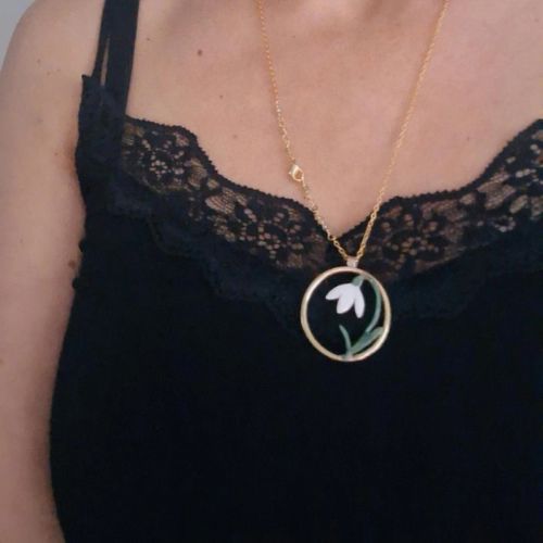 foto con ciondolo bucaneve indossato