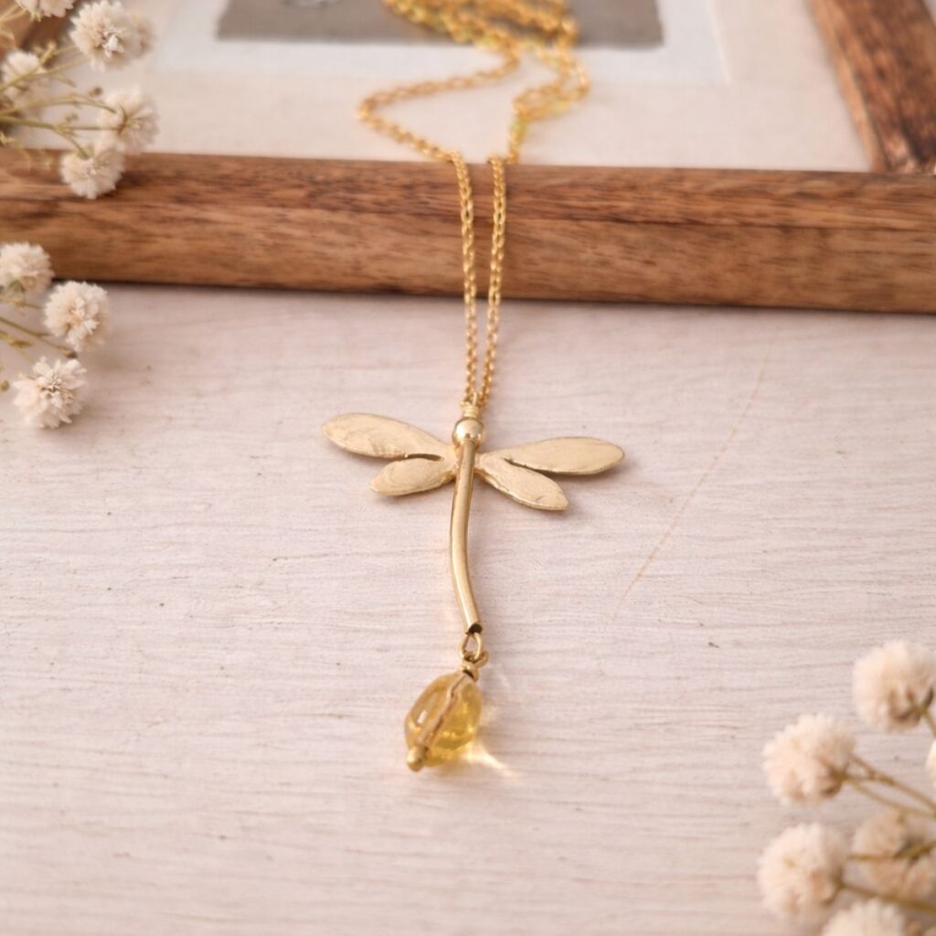 Collana con ciondolo libellula color creama in ottone, gioiello artigianale ispirato alla natura