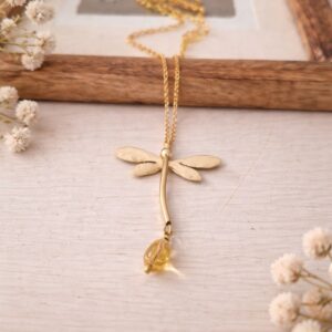 Collana con ciondolo libellula color creama in ottone, gioiello artigianale ispirato alla natura