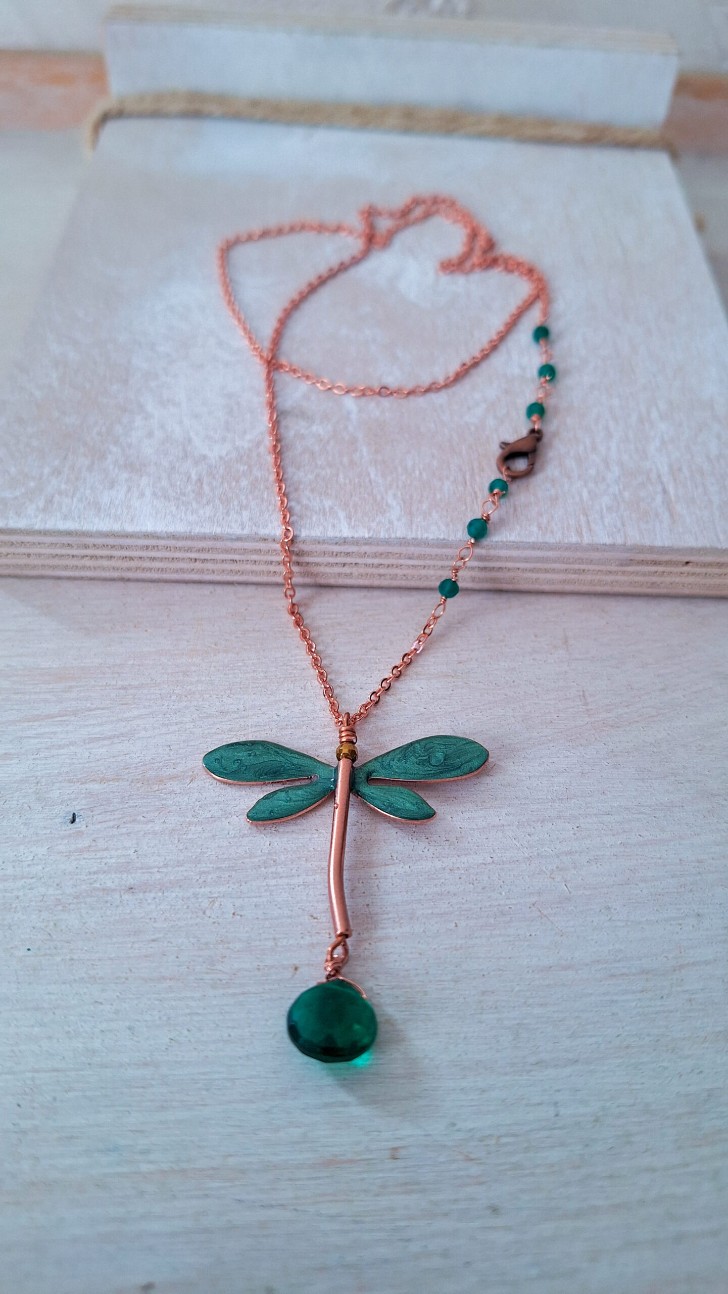 Collana con ciondolo libellula color verde foglia in rame, gioiello artigianale ispirato alla natura - immagine 6