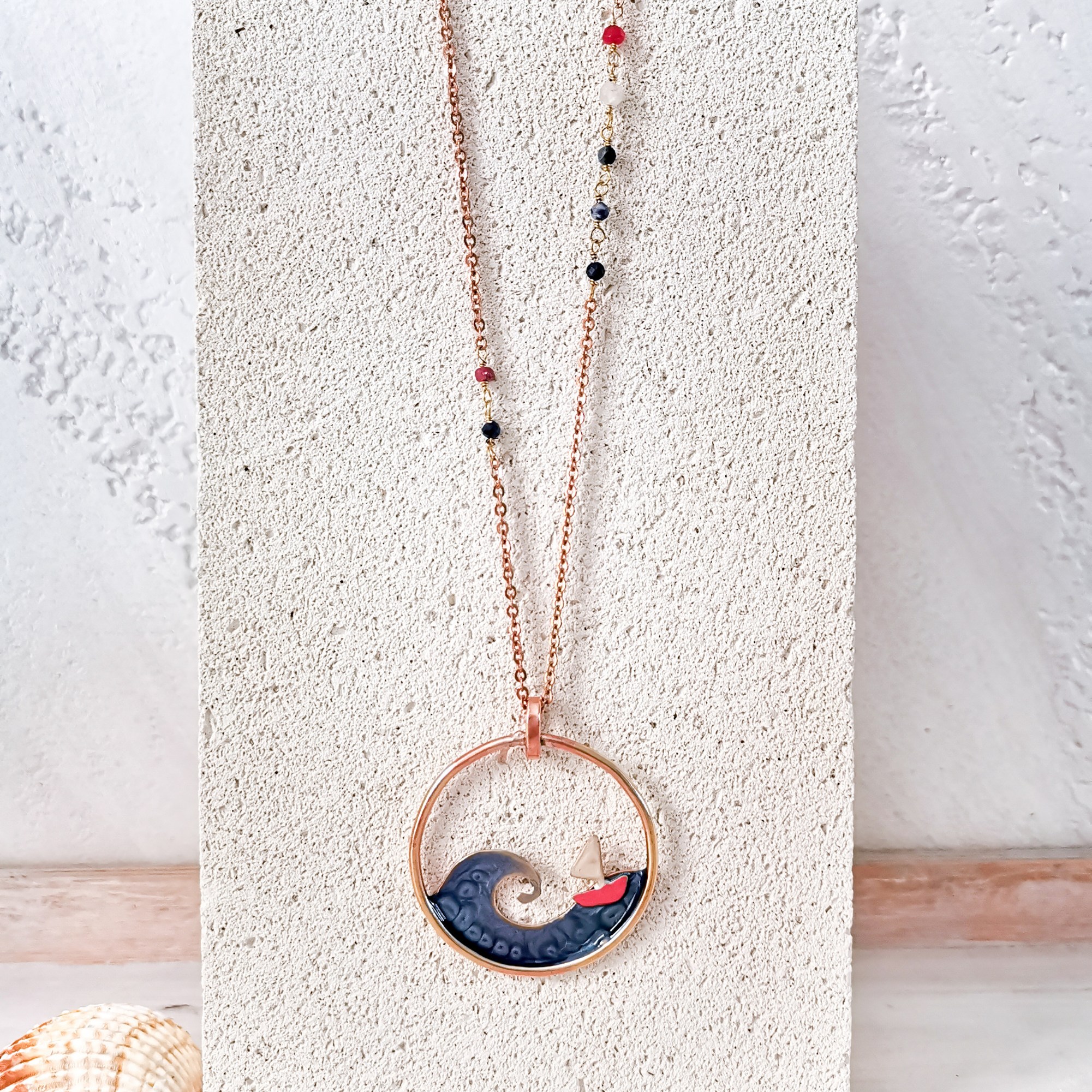 Collana barchetta e onda fatta a mano, collana lunga gioiello marino, regalo artigianale per donna - immagine 6