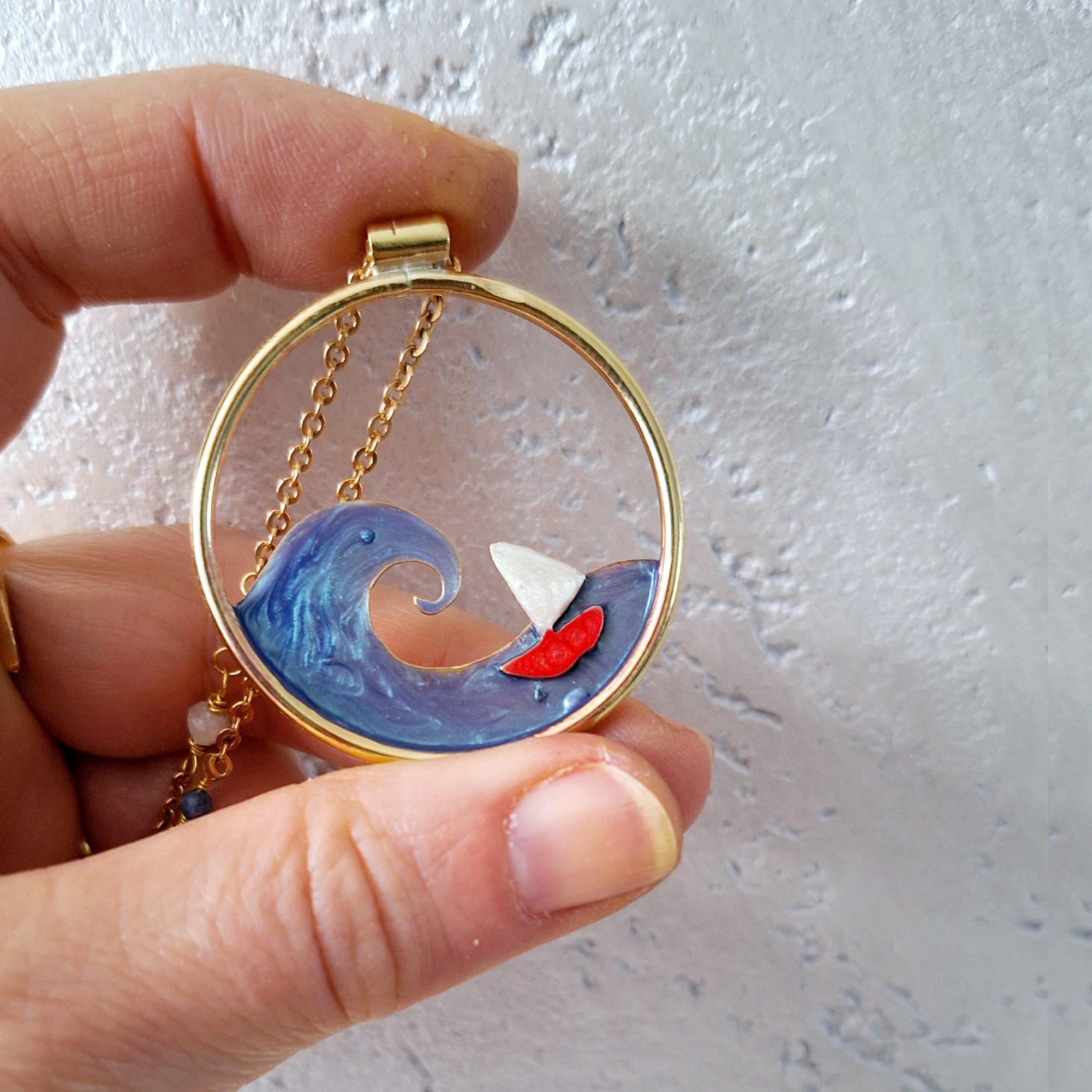 Collana barchetta e onda fatta a mano, collana lunga gioiello marino, regalo artigianale per donna - immagine 5