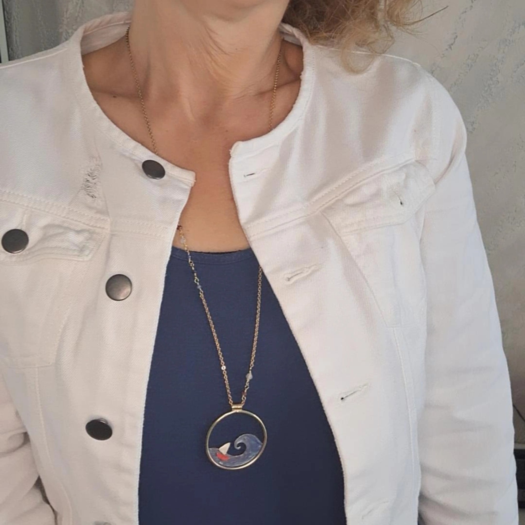 Collana barchetta e onda fatta a mano, collana lunga gioiello marino, regalo artigianale per donna - immagine 4