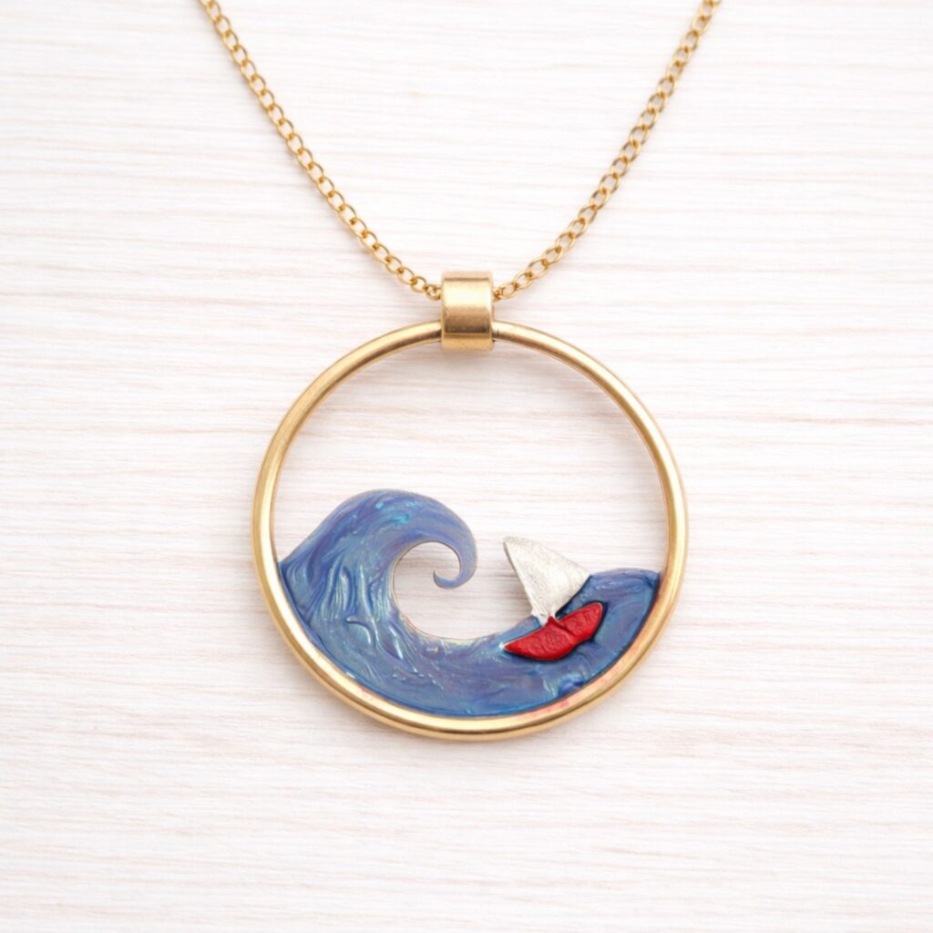 Collana barchetta e onda fatta a mano, collana lunga gioiello marino, regalo artigianale per donna