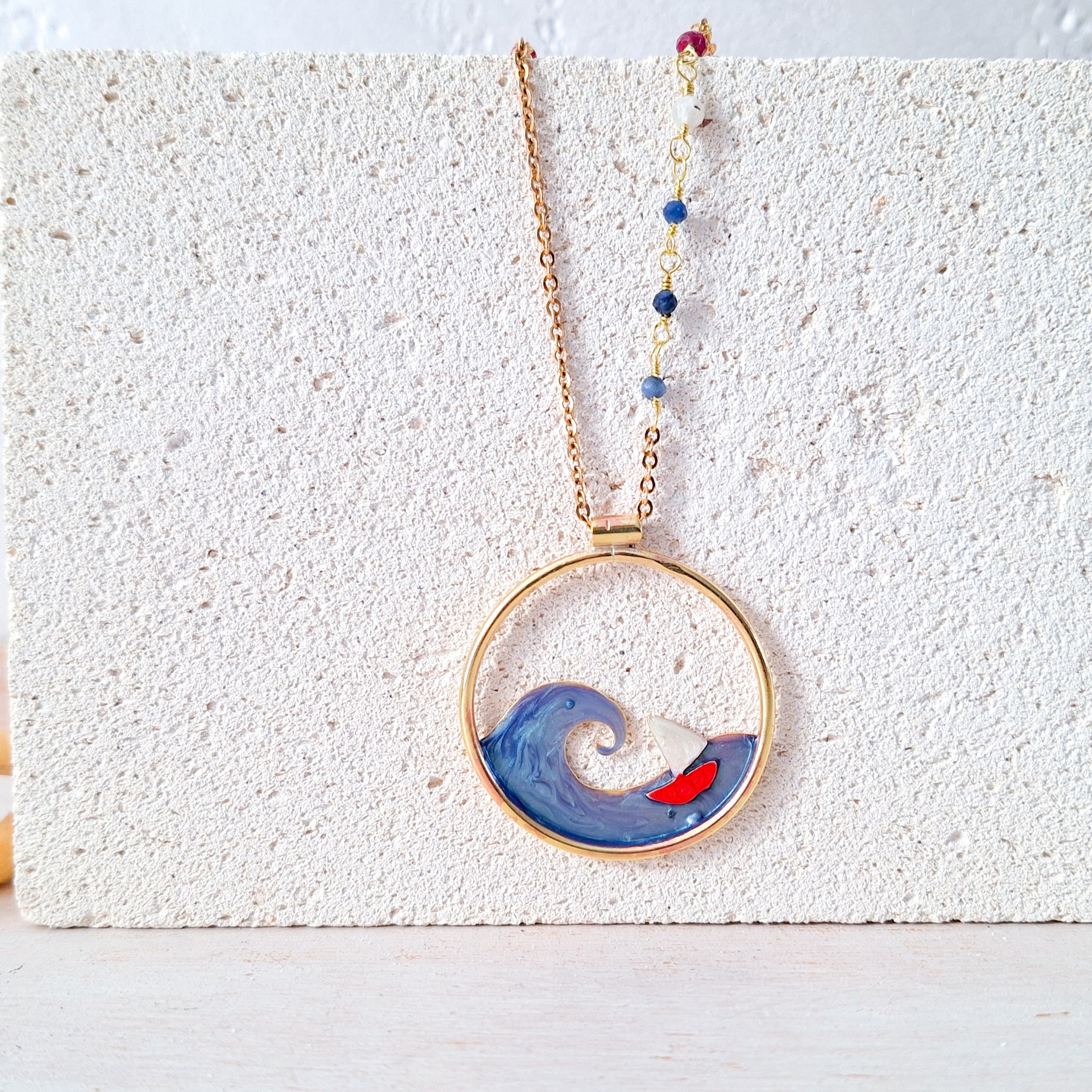 Collana barchetta e onda fatta a mano, collana lunga gioiello marino, regalo artigianale per donna - immagine 2