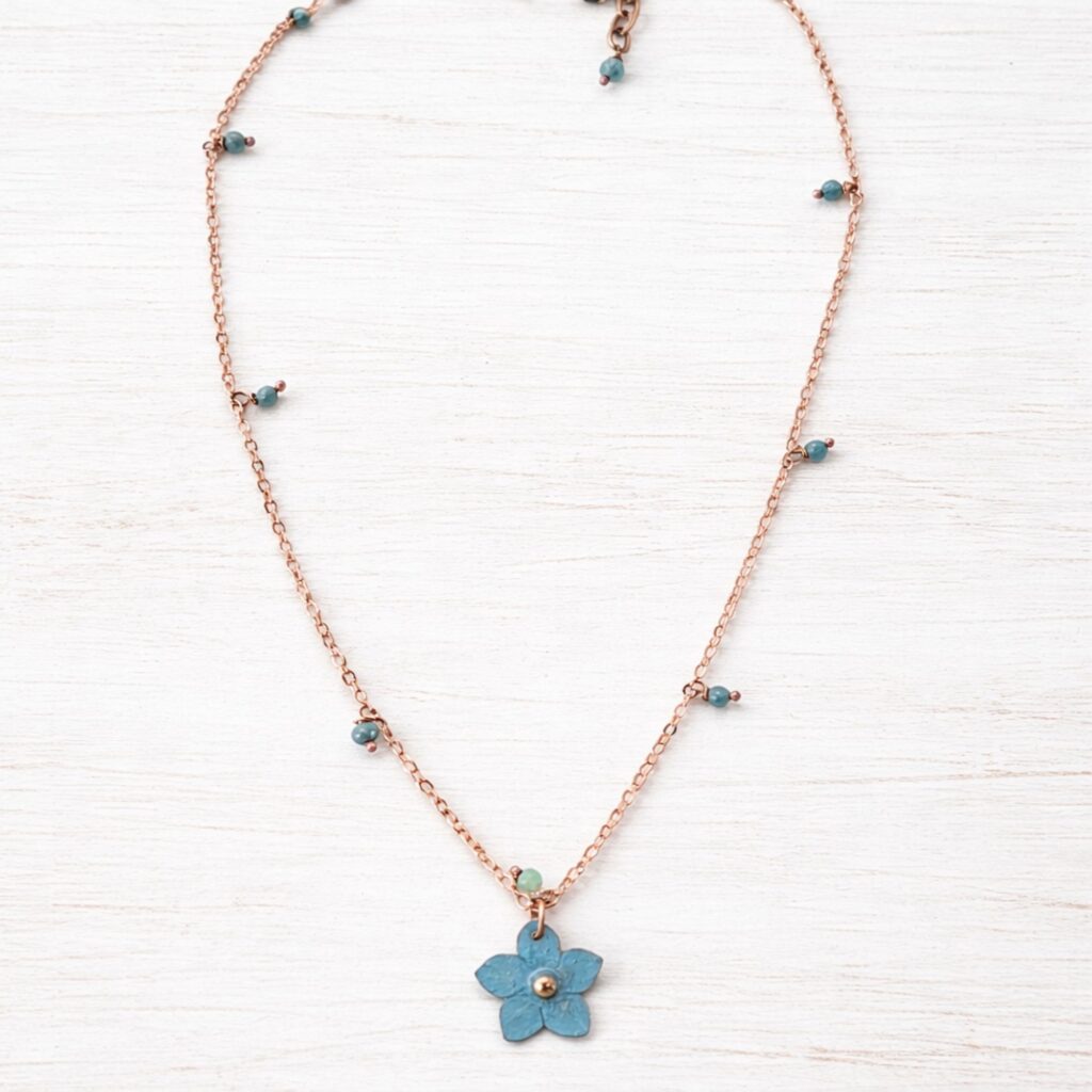 Collana corta con non ti scordar di me fatta a mano, gioiello artigianale in ottone e pietre, regalo donna