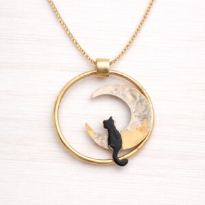Collana lunga con gatto e luna, gioiello smaltato, regalo artigianale per donna