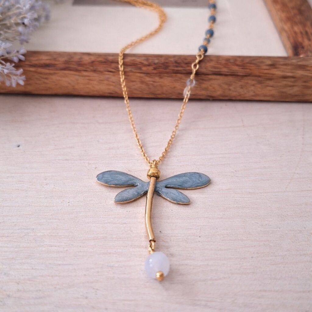Collana con ciondolo libellula cielo in ottone, gioiello artigianale ispirato alla natura