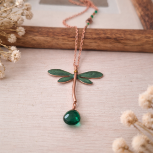 Collana con ciondolo libellula color verde foglia in rame, gioiello artigianale ispirato alla natura
