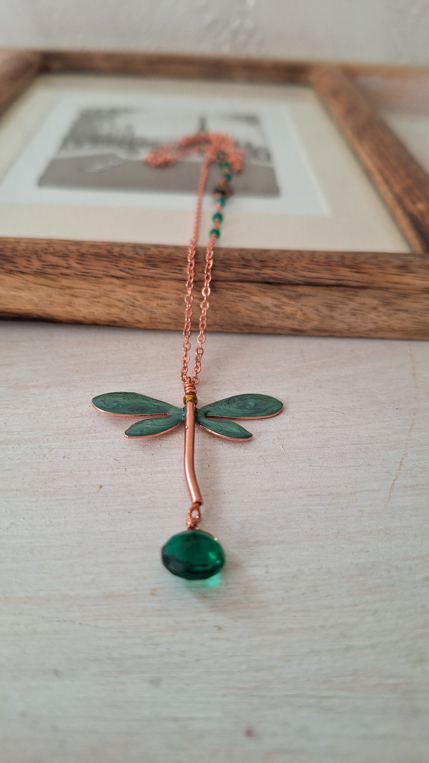 Collana con ciondolo libellula color verde foglia in rame, gioiello artigianale ispirato alla natura - immagine 9