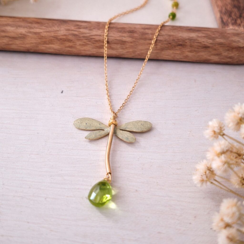 Collana con ciondolo libellula color verde pistacchio in ottone, gioiello artigianale ispirato alla natura
