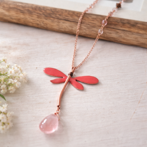 Collana con ciondolo libellula color corallo in rame, gioiello artigianale ispirato alla natura