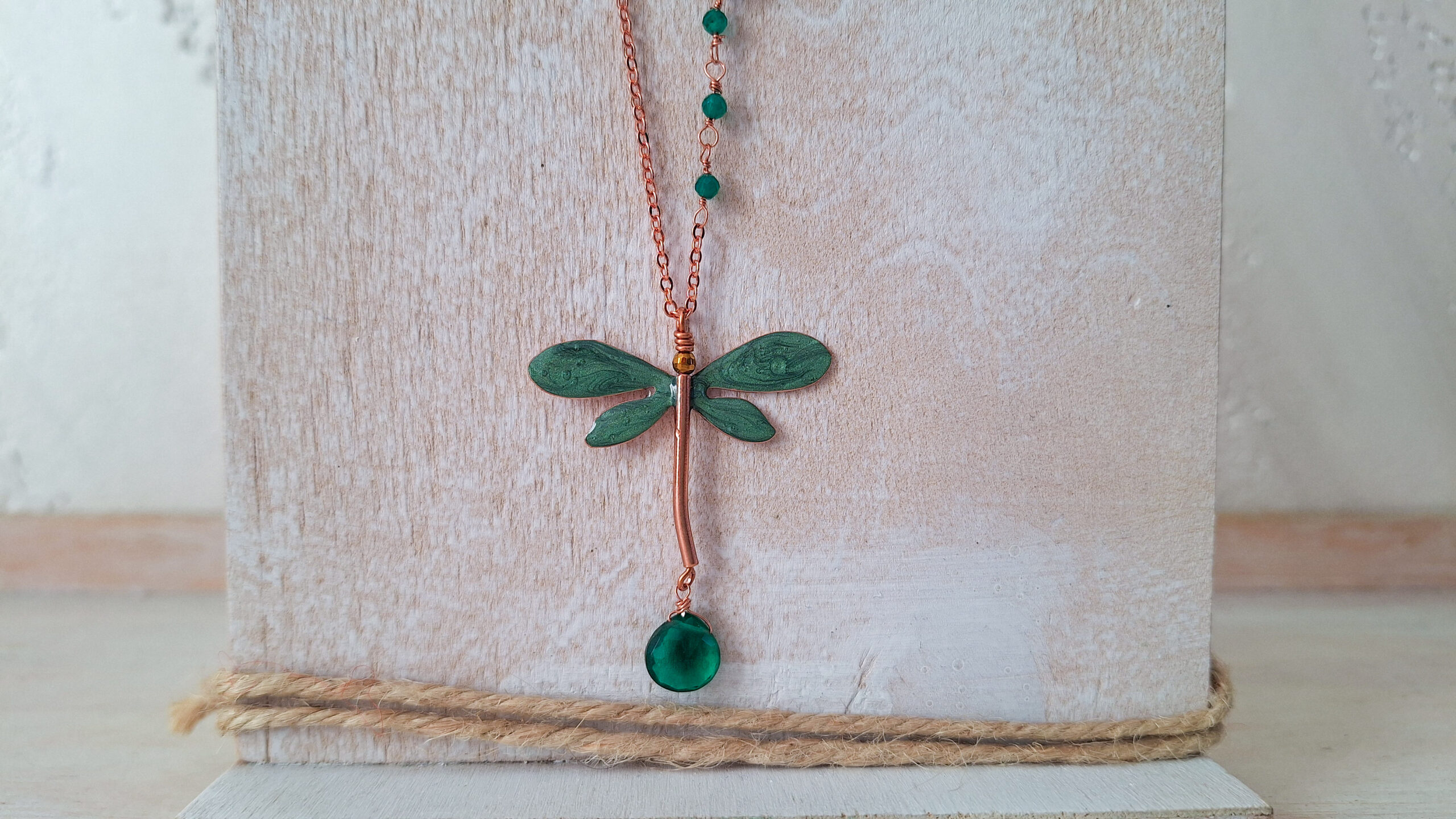 Collana con ciondolo libellula color verde foglia in rame, gioiello artigianale ispirato alla natura - immagine 8