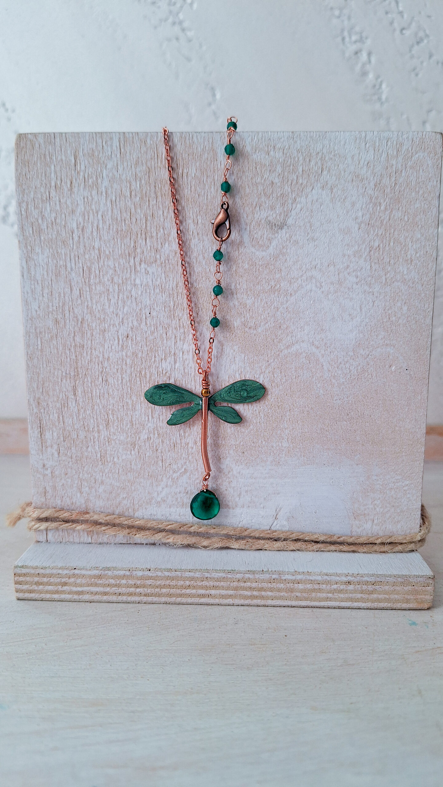 Collana con ciondolo libellula color verde foglia in rame, gioiello artigianale ispirato alla natura - immagine 3