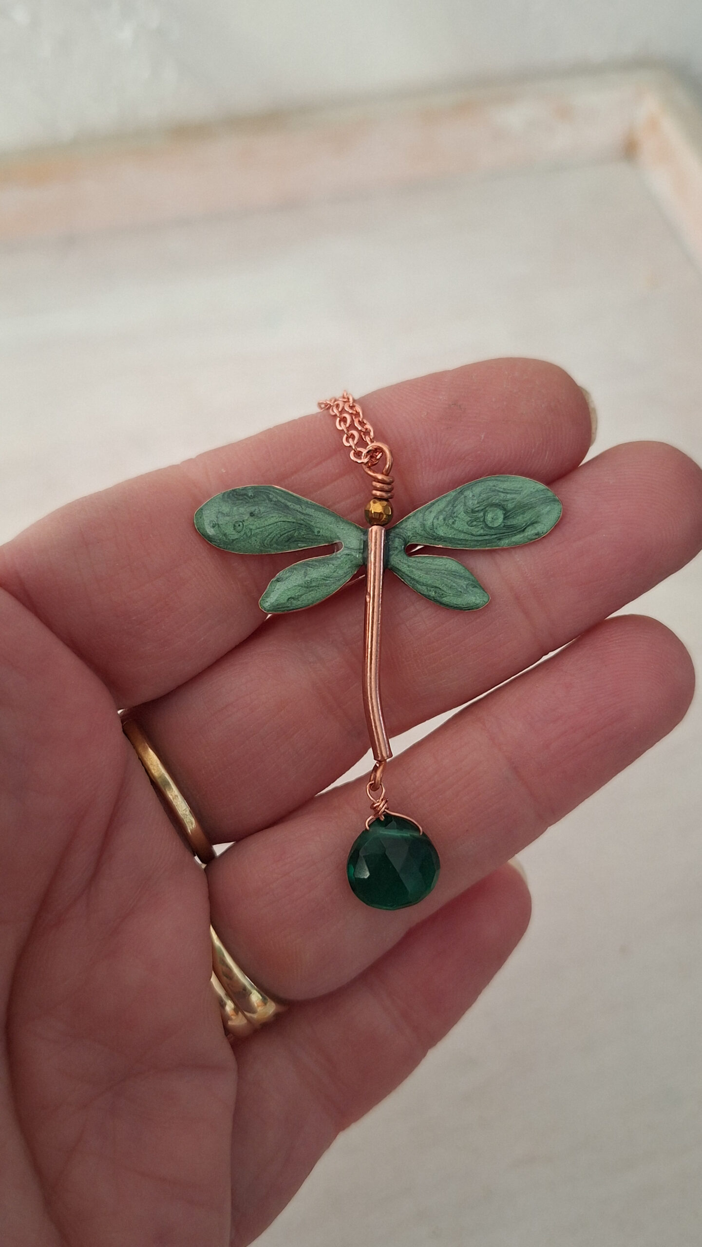 Collana con ciondolo libellula color verde foglia in rame, gioiello artigianale ispirato alla natura - immagine 5