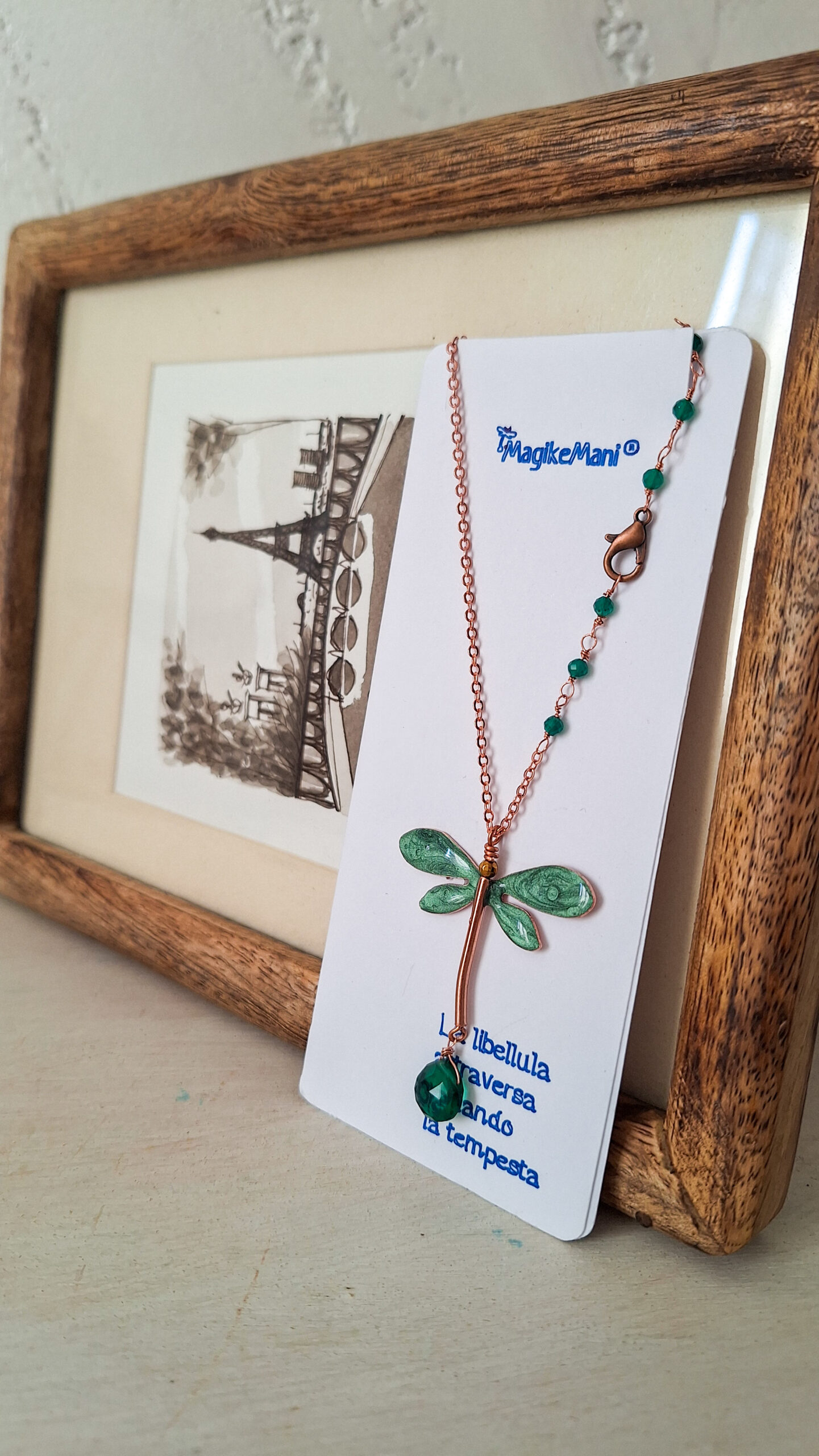 Collana con ciondolo libellula color verde foglia in rame, gioiello artigianale ispirato alla natura - immagine 4
