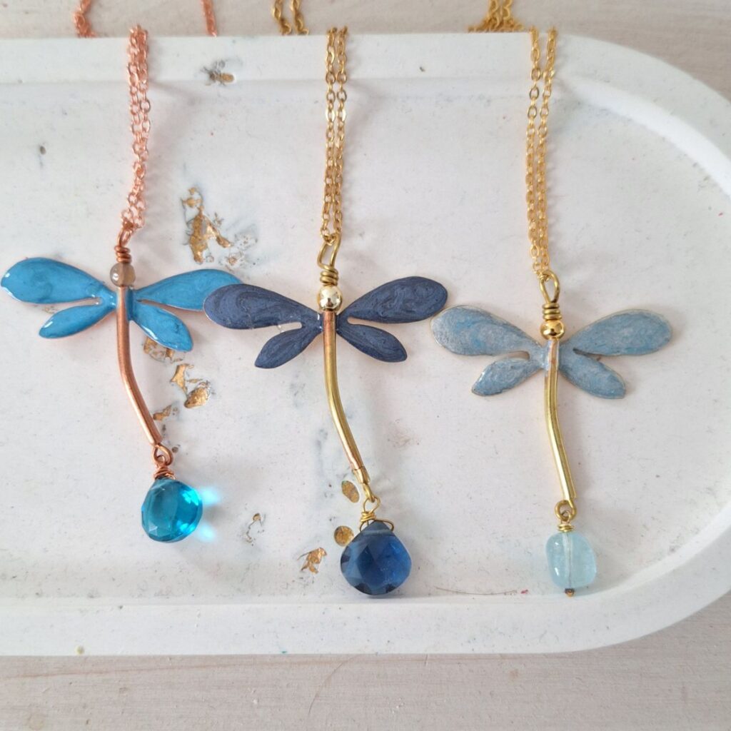 Collana libellula artigianale in metallo smaltato sui toni del blu con pietra naturale pendente, regalo artigianale donna