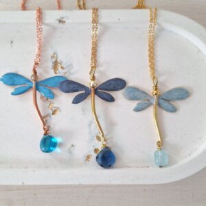 Collana libellula artigianale in metallo smaltato sui toni del blu con pietra naturale pendente, regalo artigianale donna