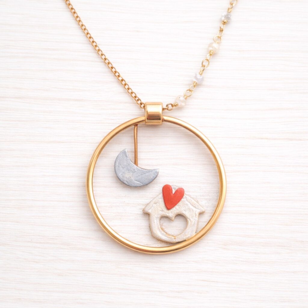 Collana casetta con luna fatta a mano, collana lunga, regalo artigianale donna