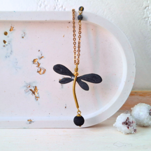 Collana con ciondolo libellula nera in ottone, gioiello artigianale ispirato alla natura