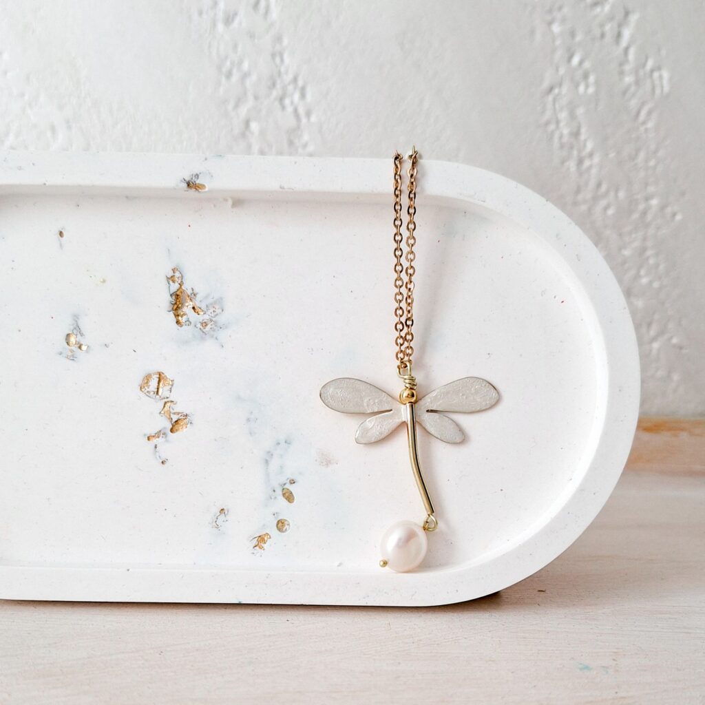 Collana con ciondolo libellula bianca in ottone, gioiello artigianale ispirato alla natura