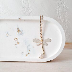 Collana con ciondolo libellula bianca in ottone, gioiello artigianale ispirato alla natura