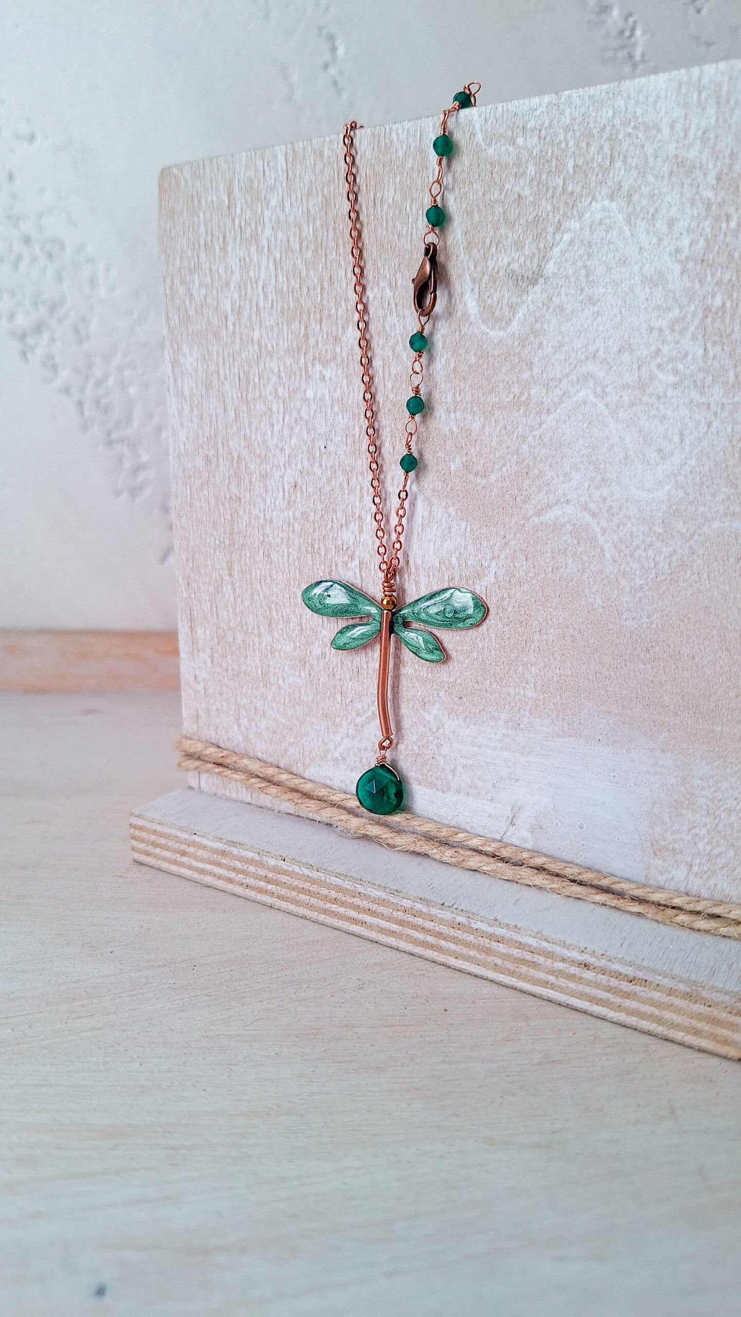 Collana con ciondolo libellula color verde foglia in rame, gioiello artigianale ispirato alla natura - immagine 2